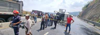 Socorristas atienden un accidente de tránsito en el libramiento de Chimaltenango. (Foto Prensa Libre: Emy Sánchez)