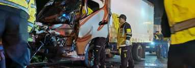 Socorristas utilizan equipo hidráulico para rescatar a uno de los conductores involucrados en un choque en el km 16 de la ruta Interamericana. (Foto Prensa Libre: Bomberos Voluntarios)