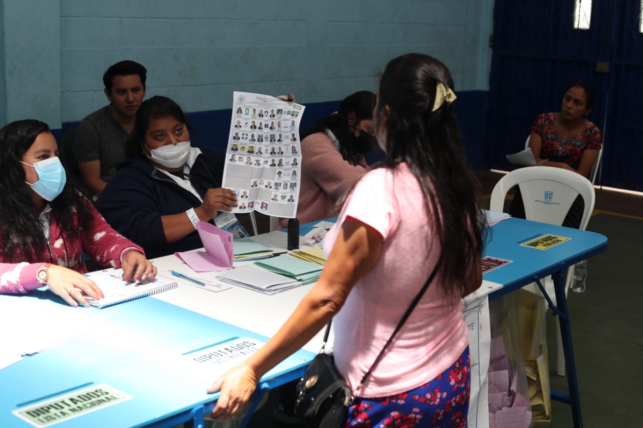 Por lo menos 28 reportes por el supuesto uso de recursos públicos durante el desarrollo de las elecciones generales 2023, investigará la Contraloría. (Foto Prensa Libre: Hemeroteca PL) 