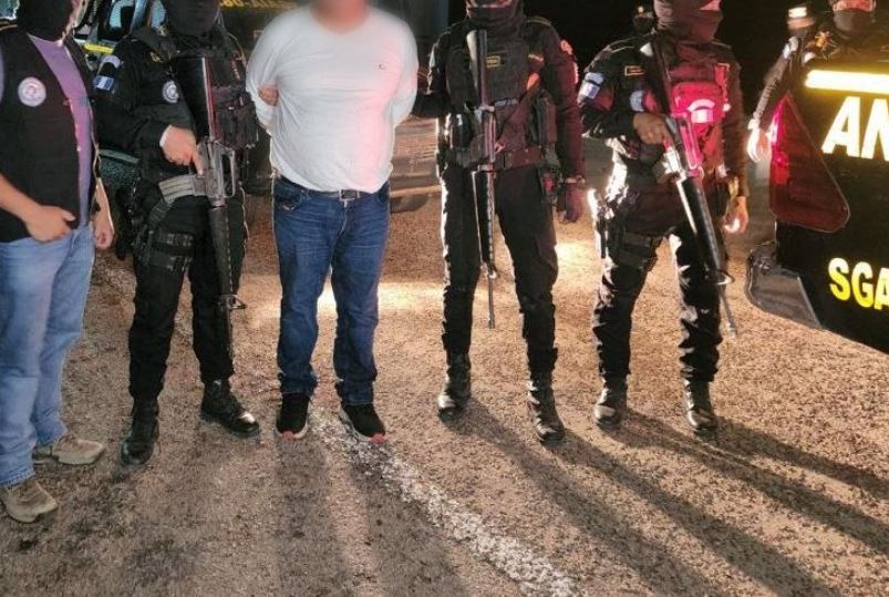 Grupo armado intenta rescatar al presunto narco Don Cruz, en Petén; cruzan vehículos en la ruta e irrumpen en destacamento militar