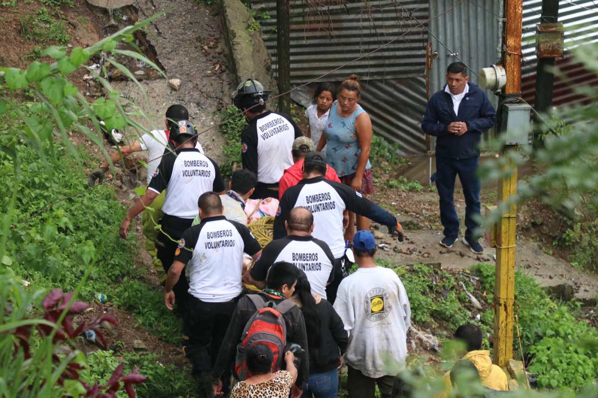 Imágenes: Bomberos y vecinos unen esfuerzo para rescatar a mujer afectada por deslizamiento en la zona 3 de la capital