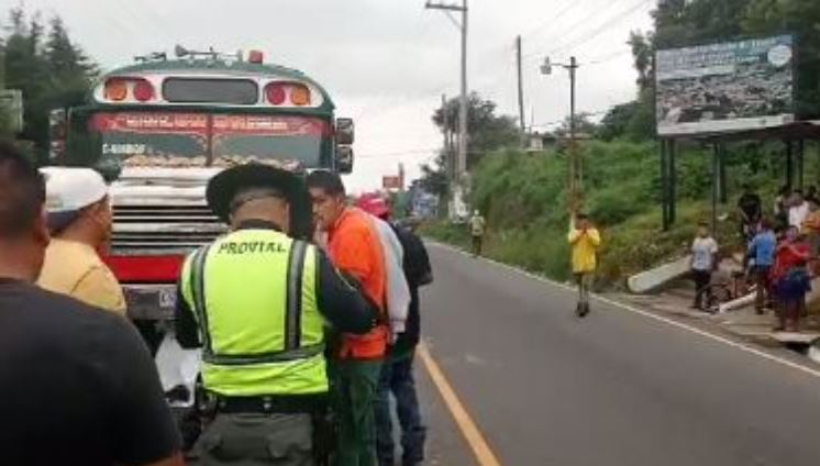 Dos personas que viajaban en motocicleta perdieron la vida cuando chocaron contra un bus en Zunil