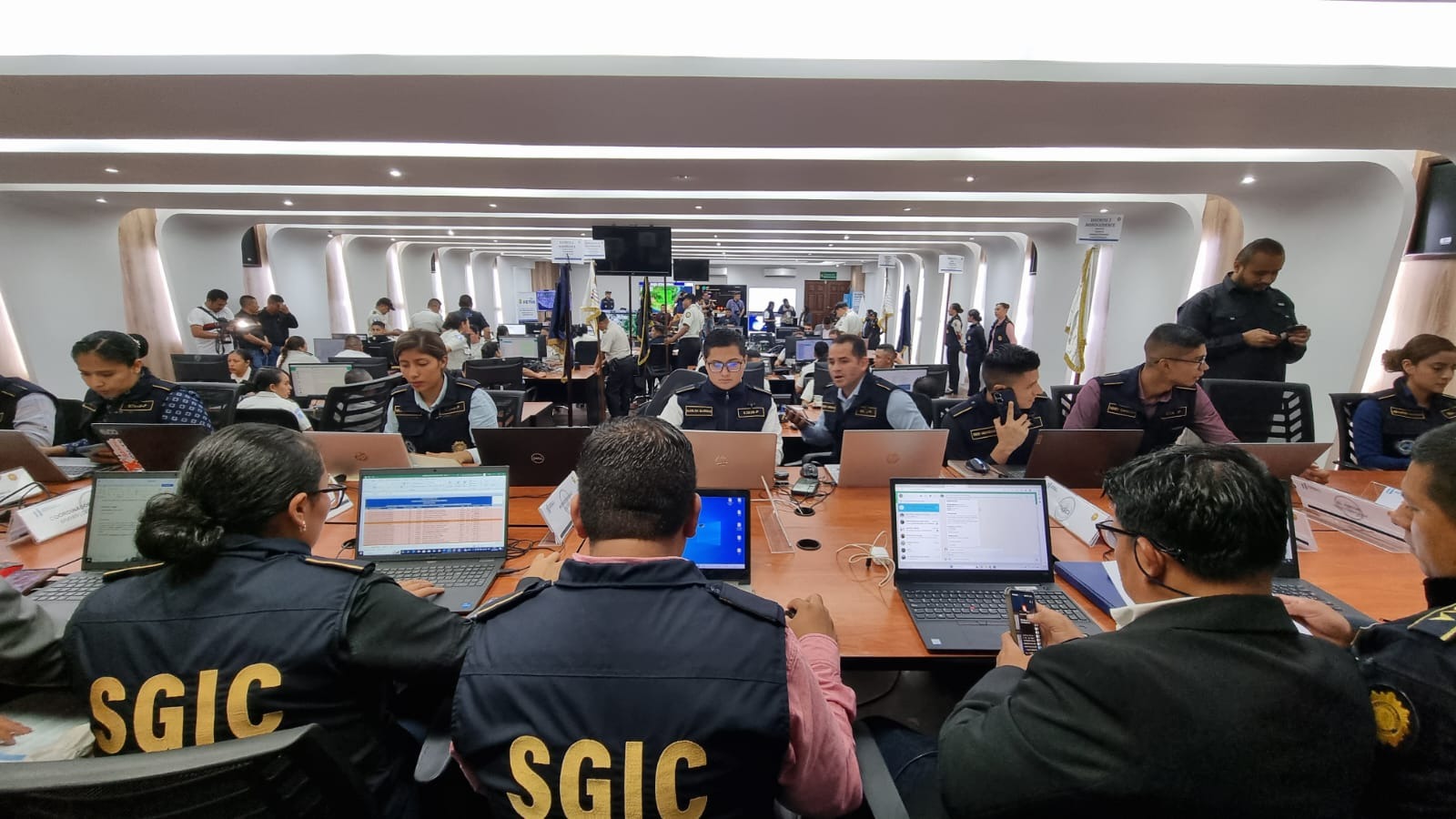La Policía Nacional Civil (PNC) habilitó un centro de mando para recibir y atender denunciar de carácter electoral durante la jornada cívica de este 25 de junio. El MP también habilitó plataformas digitales para ello. (Foto Prensa Libre: PNC).