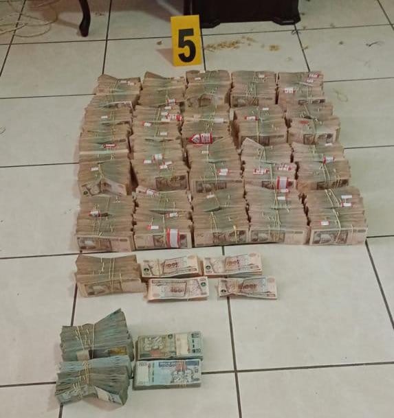 Autoridades localizaron varios fajos de billetes durante operativos en Huehuetenango. (Foto Prensa Libre: PNC)
