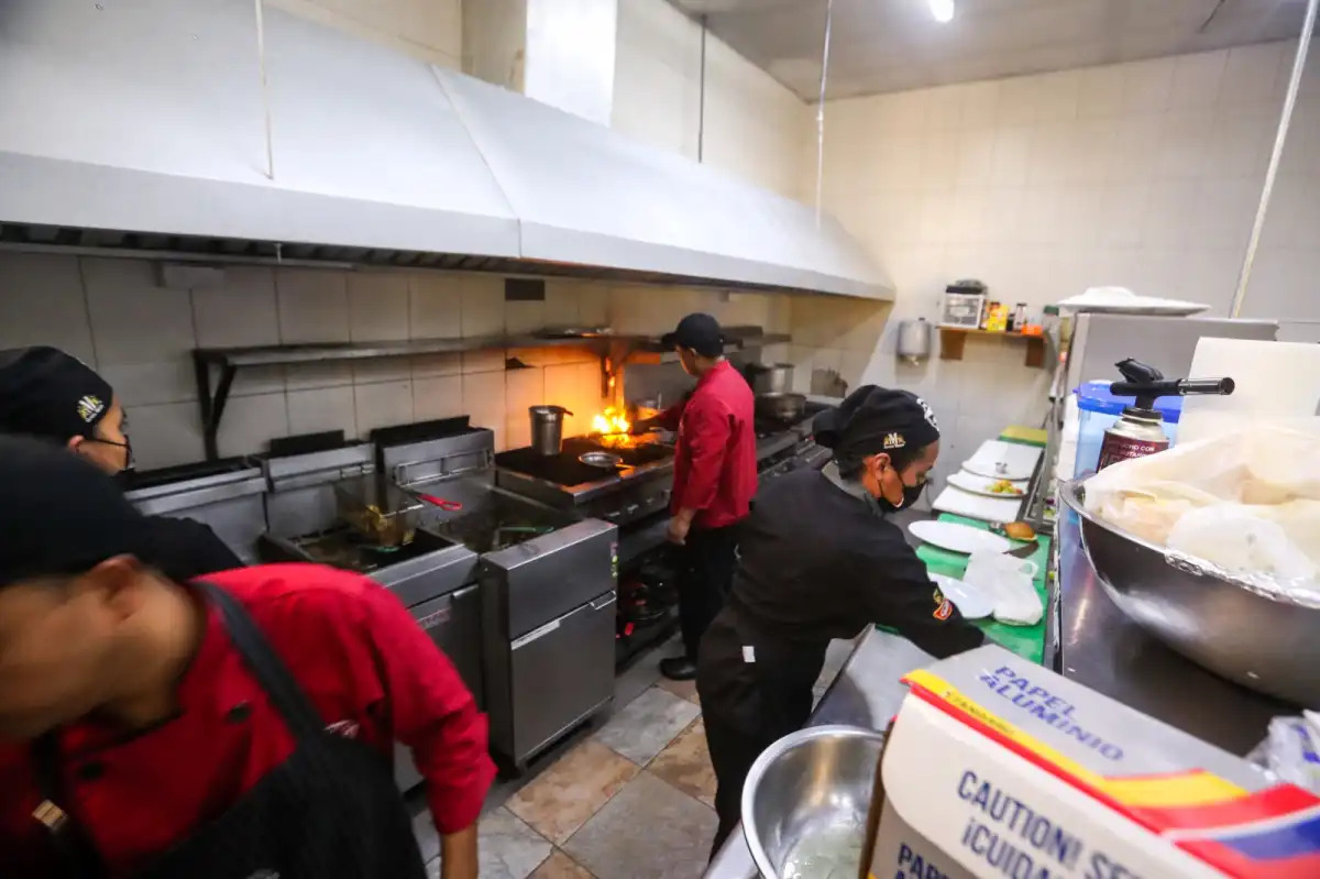 La industria de restaurantes precisa encontrar mano de obra para cubrir puestos de cocineros, meseros y otros relacionados con el sector de comida. (Foto Prensa Libre: Hemeroteca PL)
