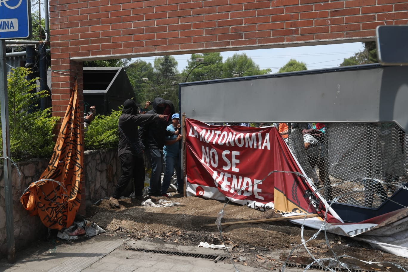 Estudiantes hacen entrega del campus central de la USAC