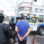 Agentes de la Subdirección General de Análisis de Información Antinarcótica (SGAIA) arrestaron este 15 de junio a Max Henry Mérida Mazariegos en la 9a calle y 12 avenida, zona 1, frente al parque Colón, (Foto Prensa Libre: Elmer Vargas).