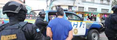 Agentes de la Subdirección General de Análisis de Información Antinarcótica (SGAIA) arrestaron este 15 de junio a Max Henry Mérida Mazariegos en la 9a calle y 12 avenida, zona 1, frente al parque Colón, (Foto Prensa Libre: Elmer Vargas).