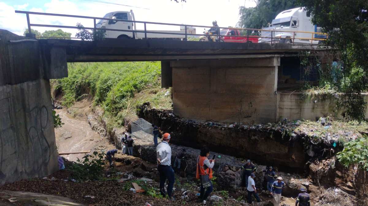 Un puente ubicado en el bulevar Reformadores, Villa Nueva, registra daños a causa de las lluvias, según la Conred. (Foto Prensa Libre: Conred)