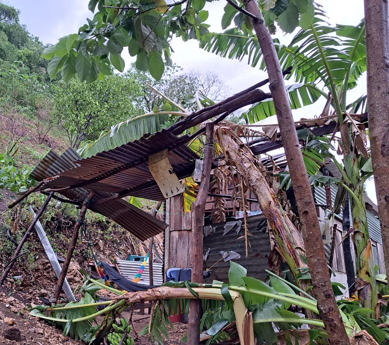 La láminas del techo de una vivienda en el barrio Casa Sola, Santa Elena de la Cruz, Flores en Petén fueron llevadas por los fuertes vientos (Foto: Conred).
