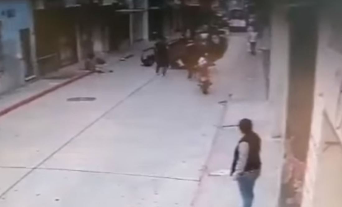 “Me quedé dormido”: video muestra momento en que piloto pierde el control y su vehículo vuelca en la zona 1