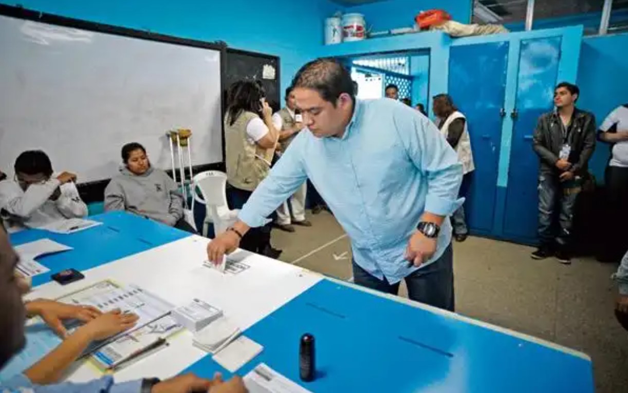 Guatemalteco votando en 2019
