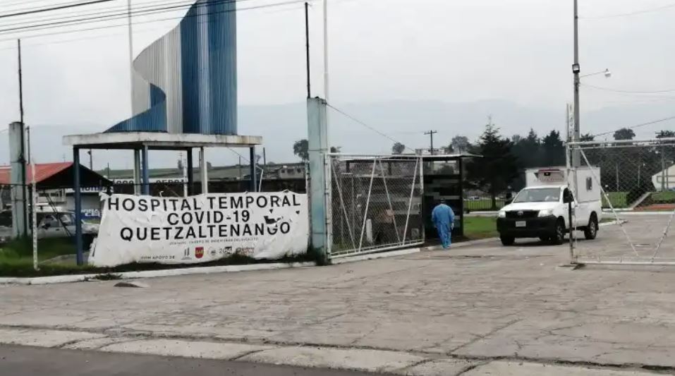 El hospital temporal de Quetzaltenango funciona en el campo de la feria de Xela.  (Foto Prensa Libre: María Longo)