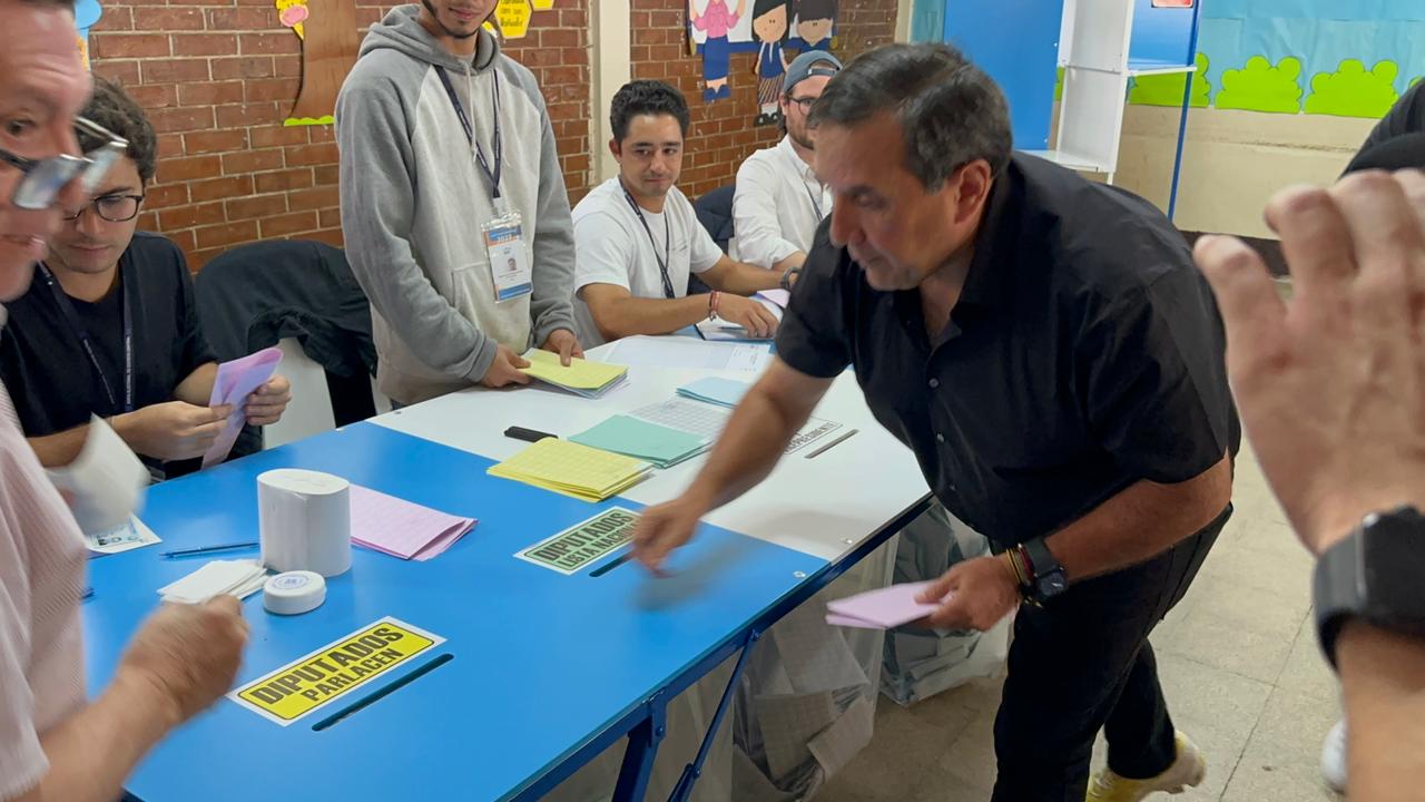 Hugo Peña, candidato presidencial del partido político Comunidad Elefante, emite su voto. (Foto Prensa Libre: La Red Noticias).