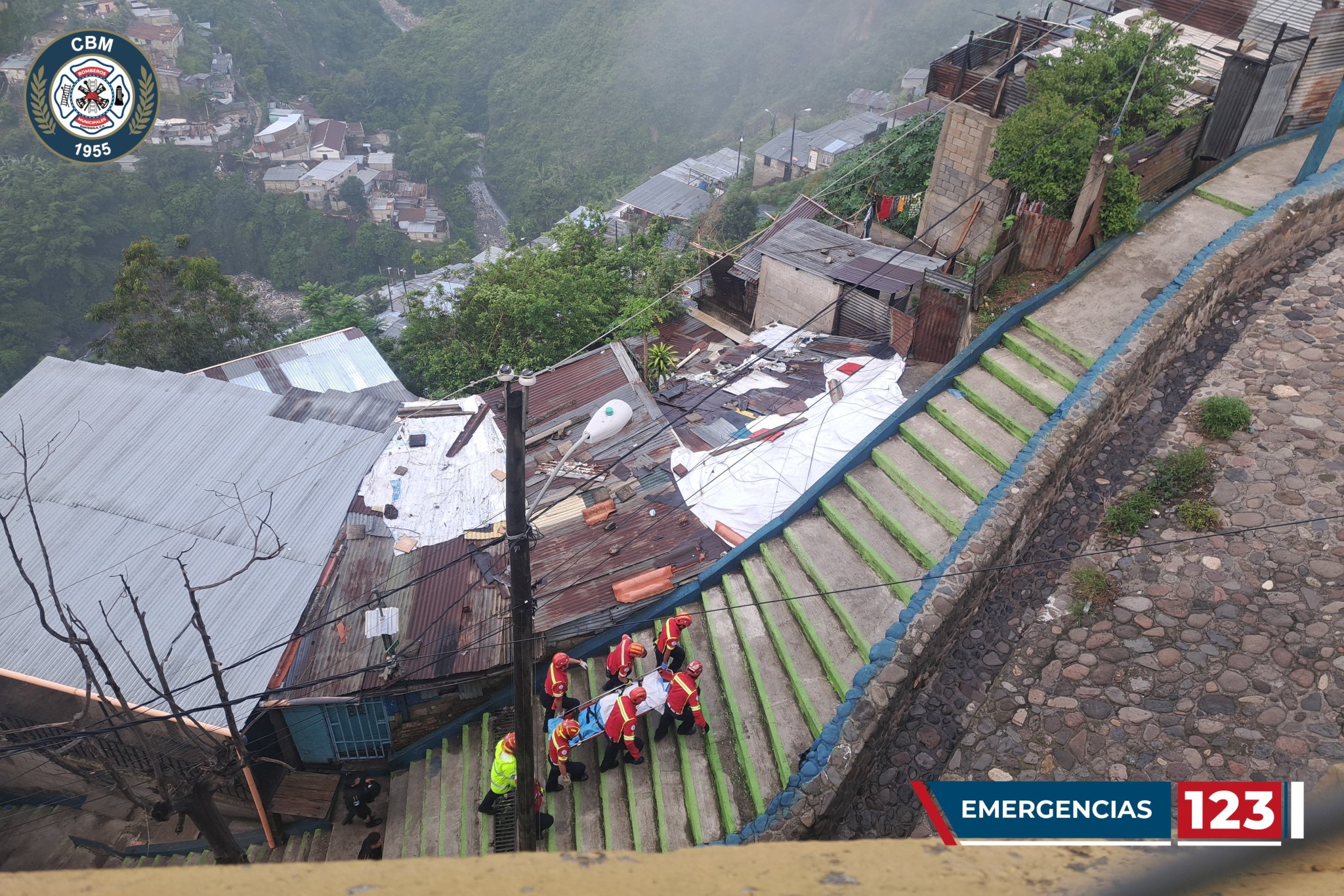 Bomberos Municipales rescataron el cuerpo de un hombre que murió luego de que supuestamente se lanzó del puente El Incienso. (Foto Prensa Libre: Bomberos Municipales)