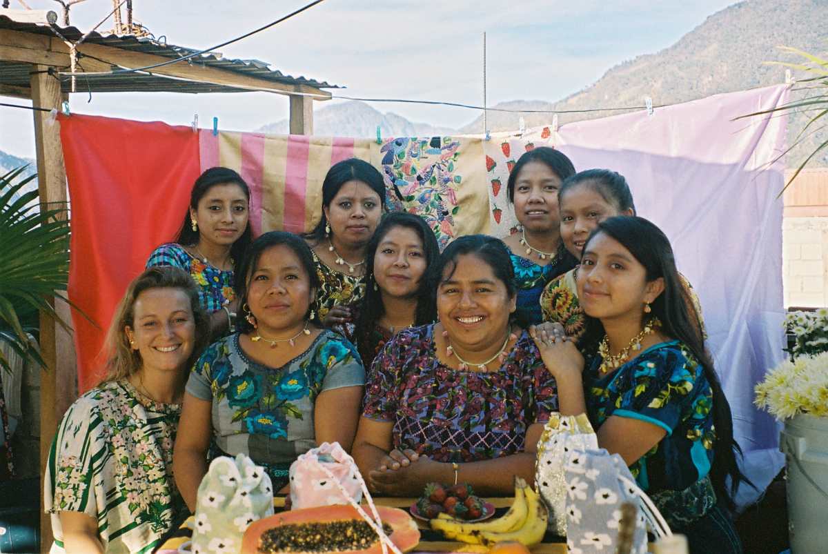El equipo de Pura Utz se considera una familia que vela por los derechos laborales de las mujeres de Atitlán. (Foto Prensa Libre: cortesía Pura Utz).