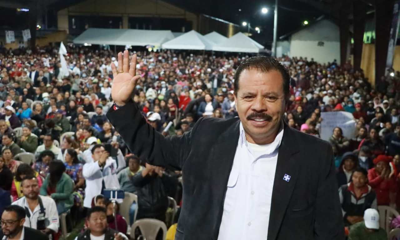 Juan Fernando López, del partido Humanista, estará al frente de la Municipalidad de Quetzaltenango por otros cuatro años. (Foto Prensa Libre: Facebook Juan Fernando López)