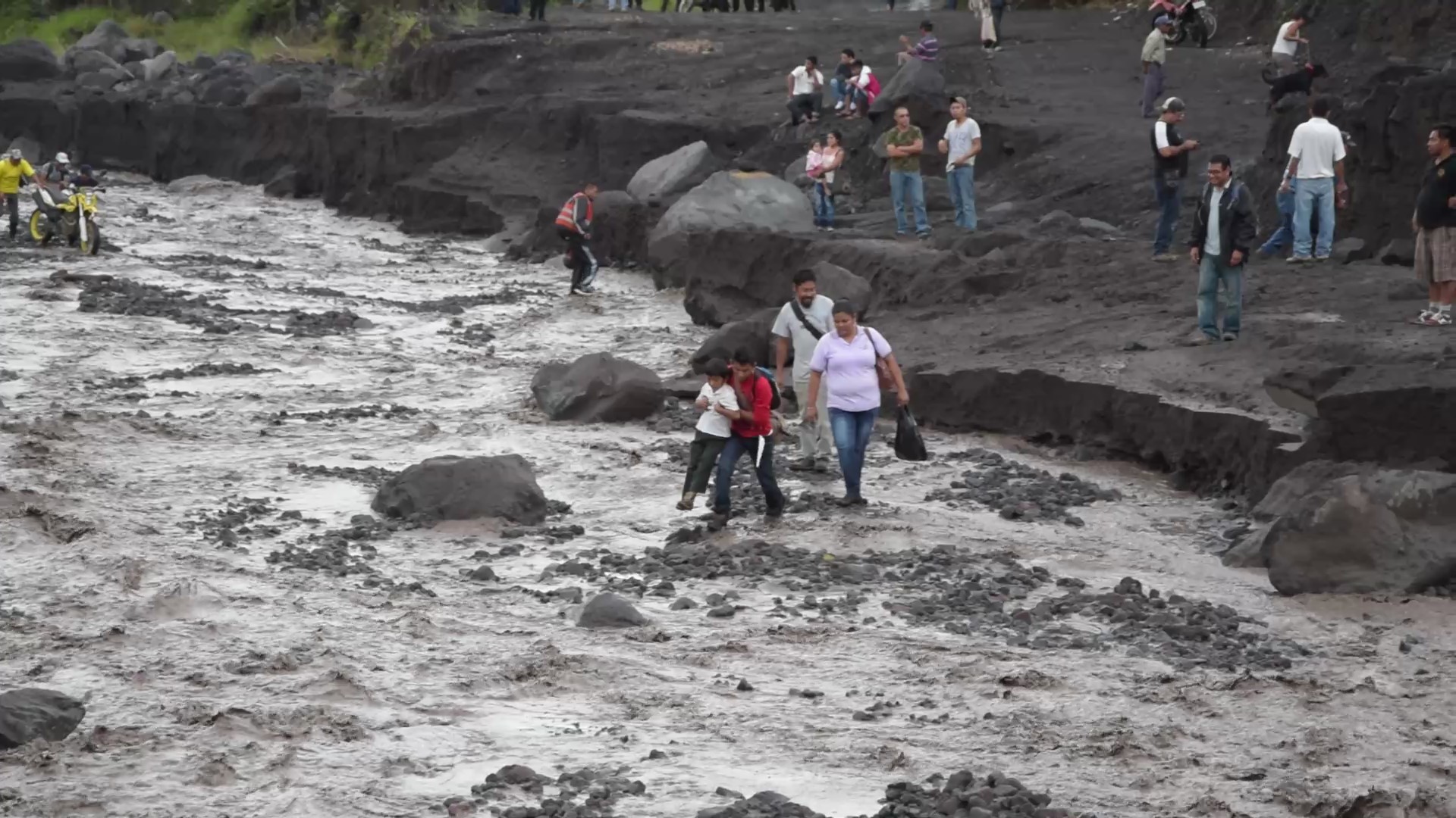 Autoridades piden a la población no cruzar ríos cuando llueve por  los lahares que bajan del volcán de Fuego. (Foto Prensa Libre: HemerotecaPL)