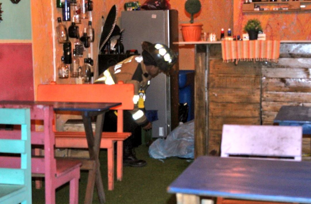 Un hombre y una mujer murieron en un ataque armado en un bar en Balcones, zona 8 de Mixco. (Foto Prensa Libre: Bomberos Voluntarios)