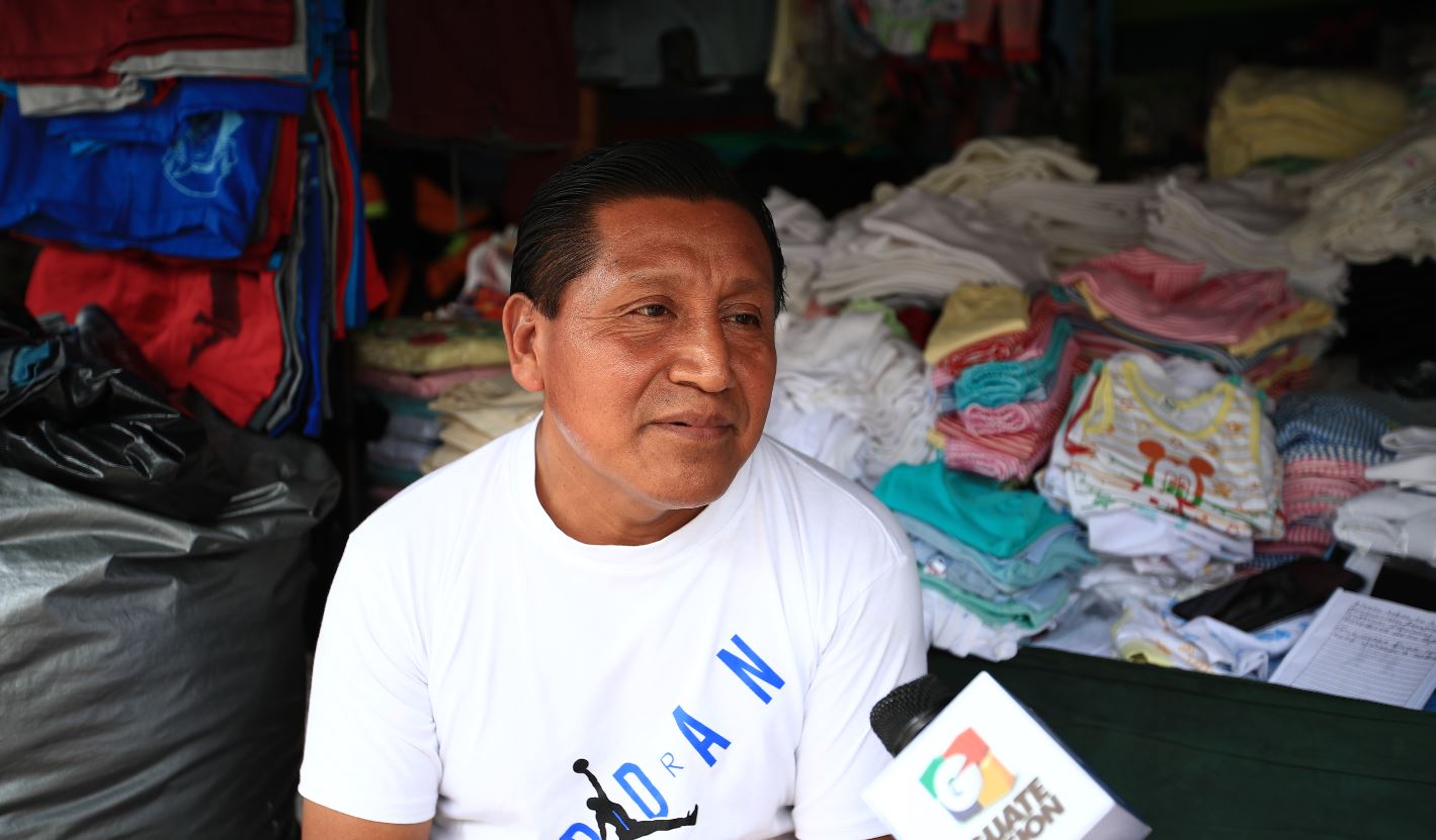 Margarito Tarax, comerciante de textiles en el Mercado San José Mercantil, en la zona 7, se refiere al proceso electoral 2023. (Foto Prensa Libre: Carlos Hernández) 