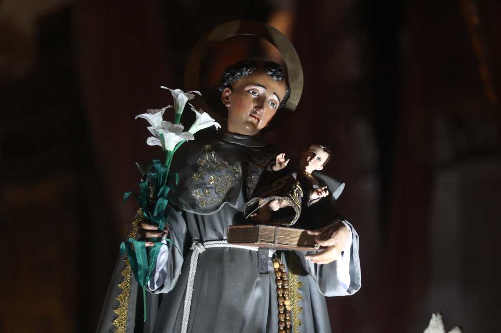 Saint Anthony of Padua Day: why bread is given as a gift and some people turn the saint upside down