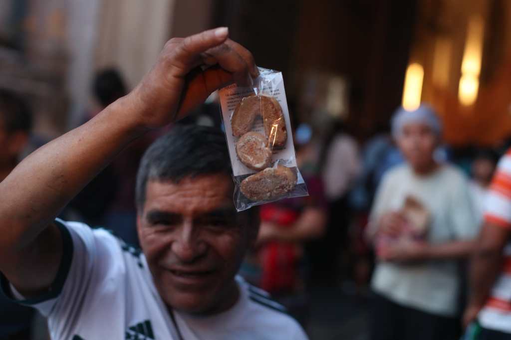 Saint Anthony of Padua Day: why bread is given as a gift and some people turn the saint upside down