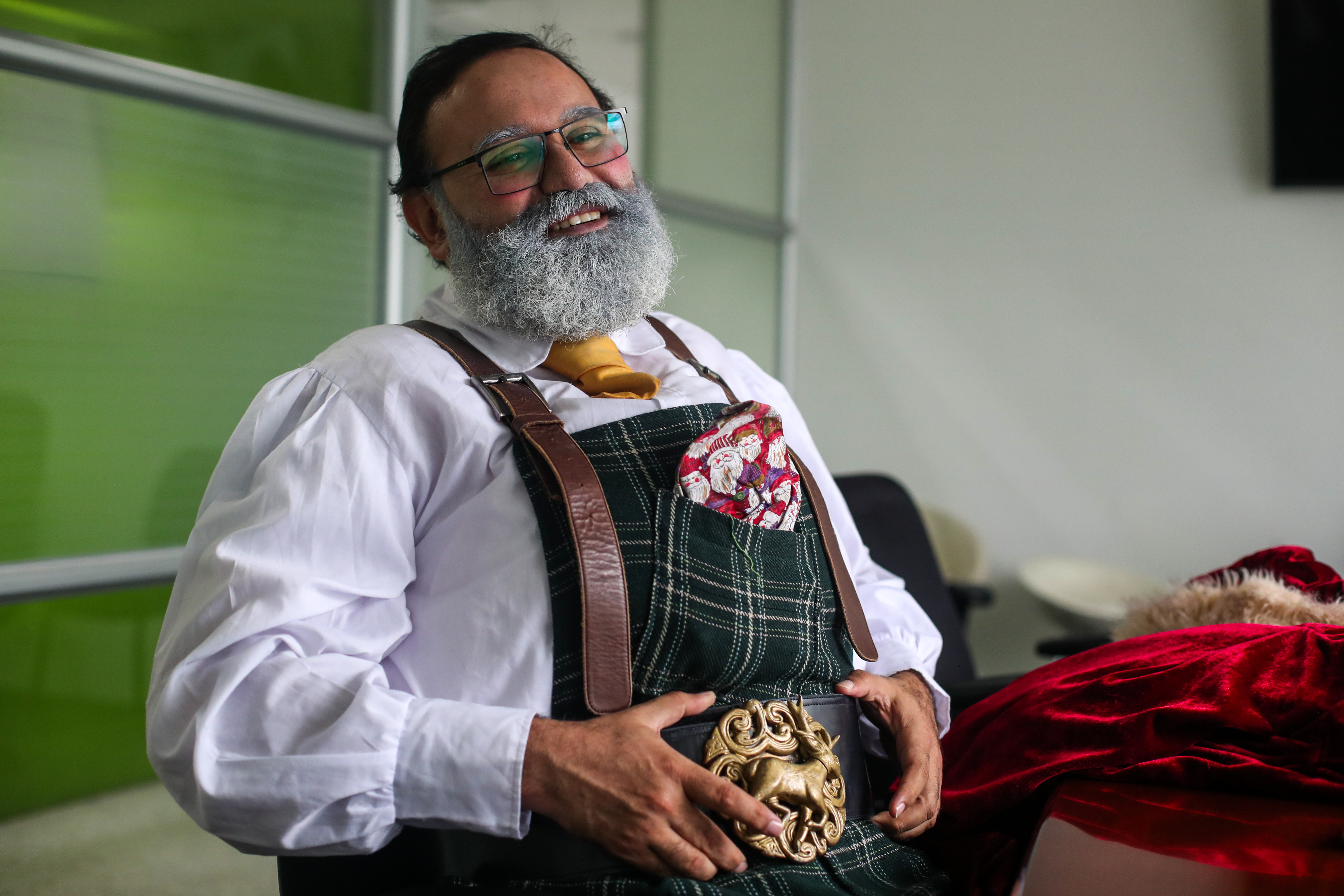 Uno de los detalles que más sobresale en la vestimenta de Juan Pablo es su cinturón que tiene el relieve de Rudolph. (Foto Prensa Libre: Juan Diego González) 