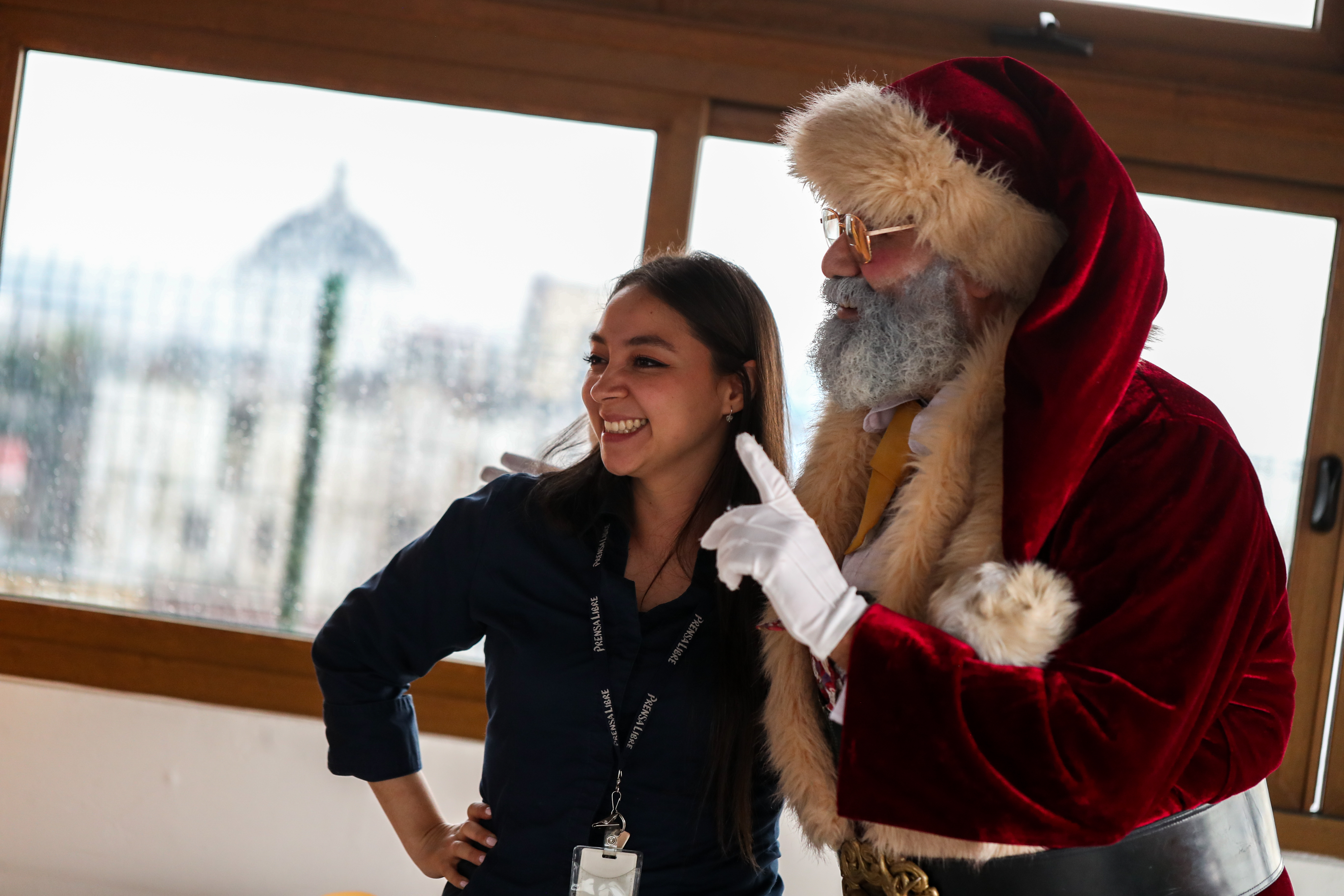 La emoción de encontrar a Santa Claus en el mes de junio causó que muchas personas le pidieran fotografías al Papá Noel Chapín. (Foto Prensa Libre: Juan Diego González) 