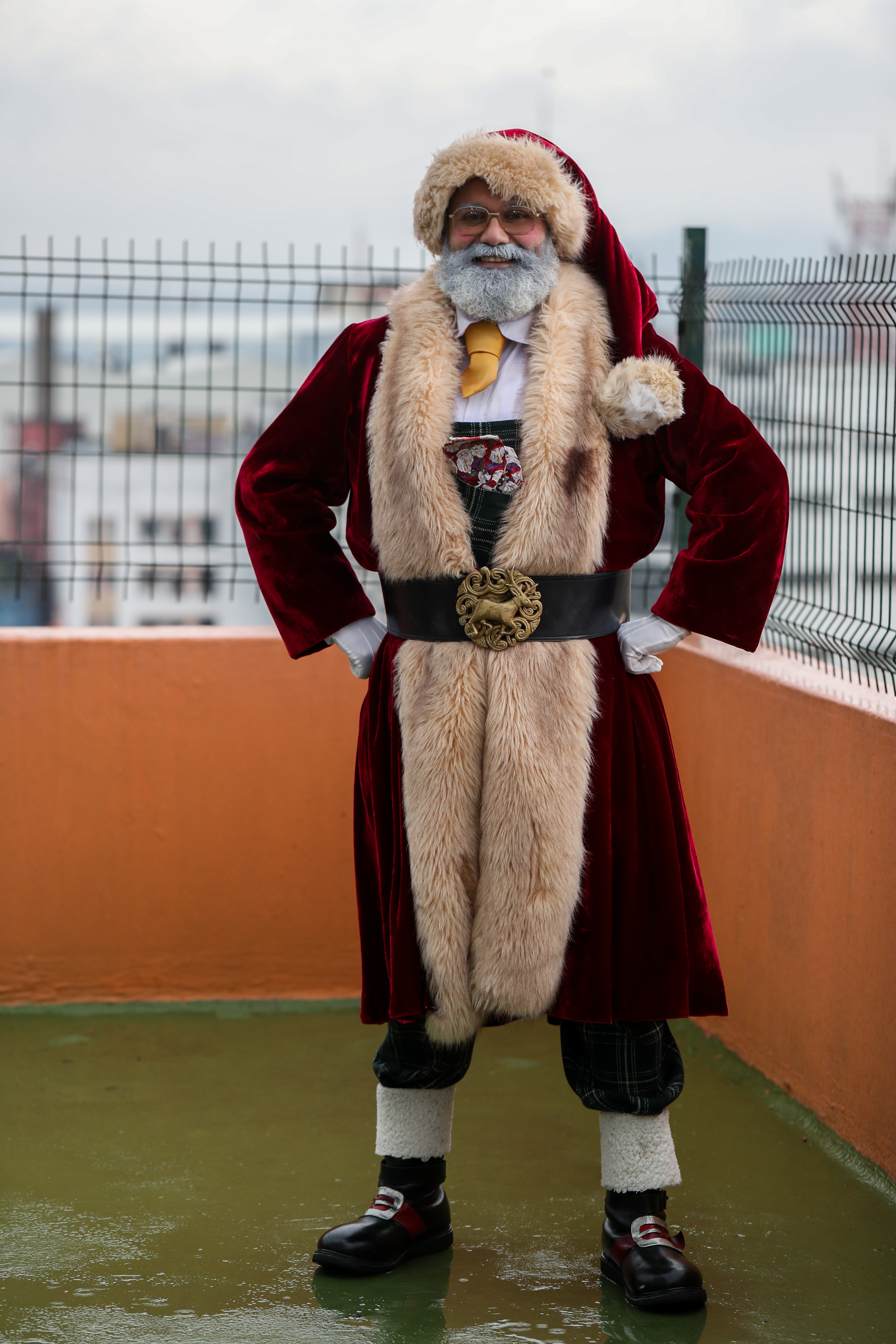 La vestimenta de Juan Pablo, el Santa Claus Chapín, se caracteriza por tener un simbolismo que expresa la magia de la navidad. (Foto Prensa Libre: Juan Diego González) 