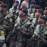 DESFILE 152 EJRCITO DE GUATEMALA. Se conmemoran 152 aos del Ejrcito de Guatemala con un desfile que inici en el monumento Juan Pablo II, en la Avenida de las Amricas y, finaliz en la Guardia del Honor, Ministerio de la Defensa. Esta conmemoracin se da en el marco del Aniversario de la Gesta Revolucionaria de 1871, la famosa batalla entre conservadores y liberales. En la imagen, fuerzas de aire, mar y tierra con sus diferentes divisiones y comandos desfilaron en las calles de la zona 14 y zona 10, mostrndose ante los guatemaltecos.
Juan Diego Gonzlez. 300623