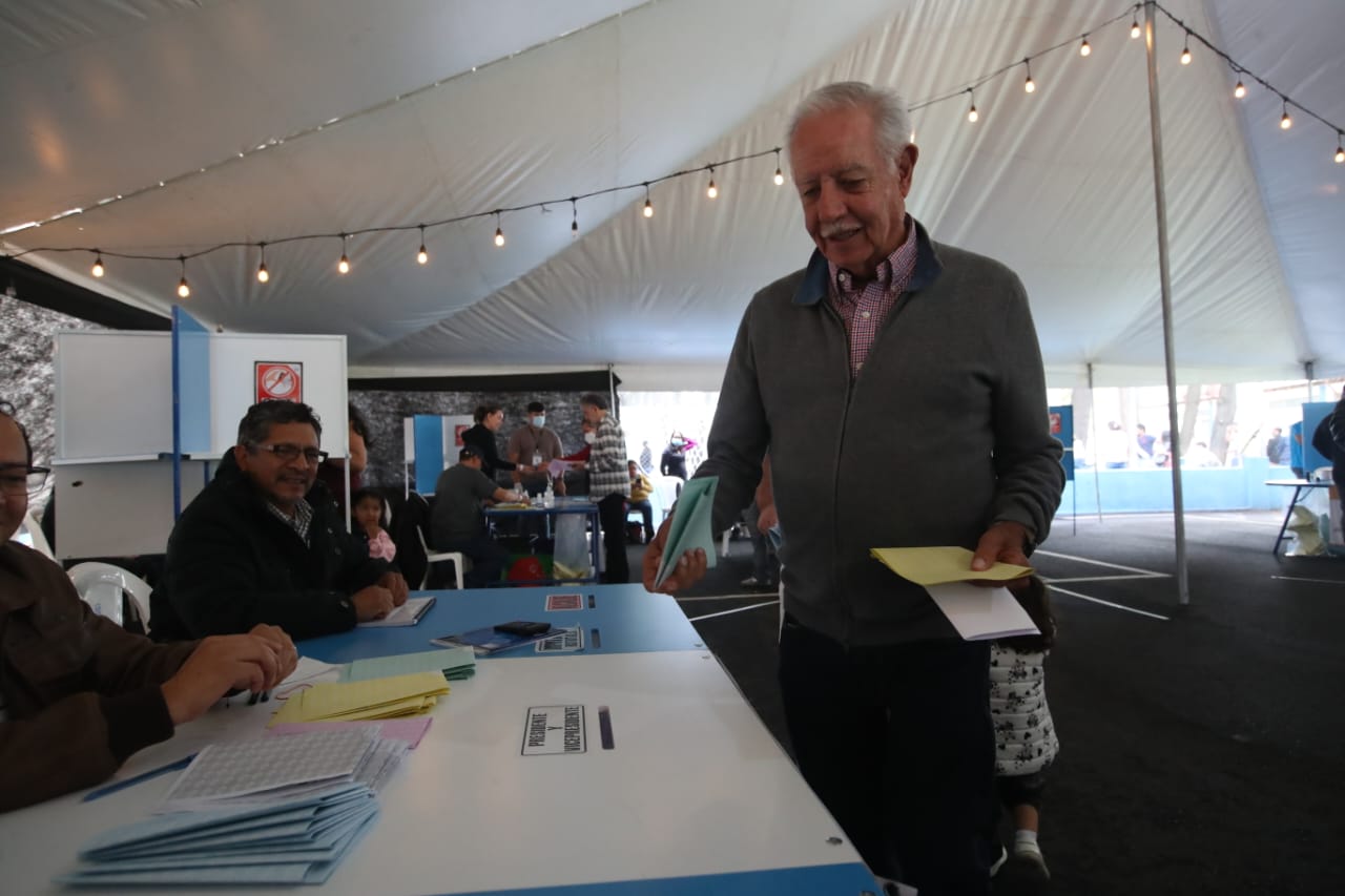 El expresidente Oscar Berger emite su voto. (Foto Prensa Libre: María José Bonilla).