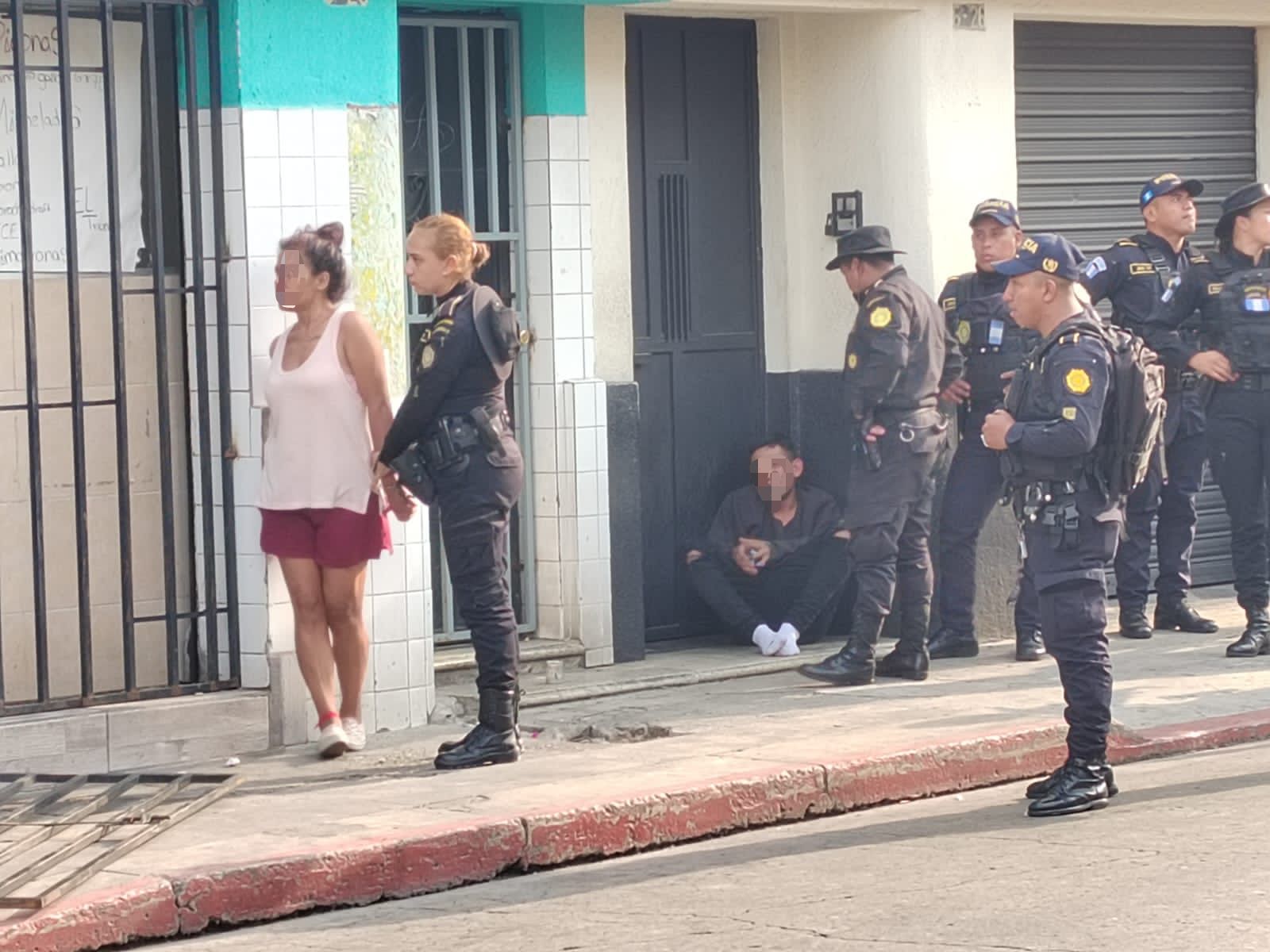 Video: captan el momento en que agentes de la PNC sacan de un negocio a personas sospechosas de disparar en la zona 1