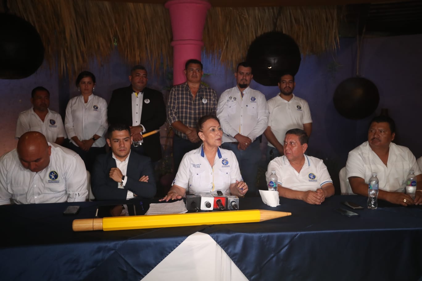 Dirigentes del Partido Prosperidad Ciudadana brindan conferencia de prensa para informan sobre resolución que permitía a algunos candidatos participar en 11 departamentos. (Foto Prensa Libre: Roberto López)