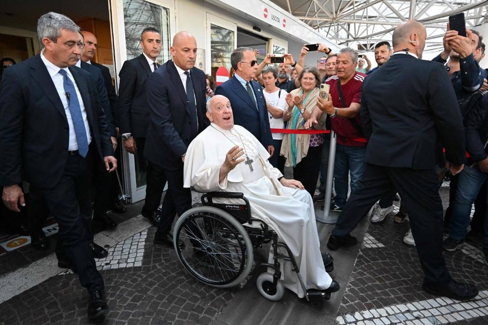 Papa Francisco sale del hospital