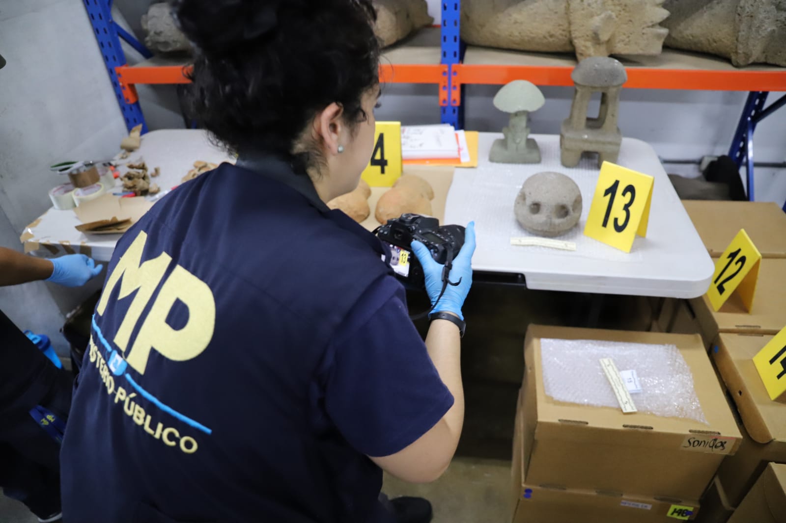El MP decomisó 143 piezas arqueológicas que podrían haber sido parte de un lote traficado por la pareja estadounidense que ahora es prófuga de la justicia. (Foto Prensa Libre: Hemeroteca PL)