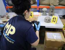 El MP decomisó 143 piezas arqueológicas que podrían haber sido parte de un lote traficado por una pareja de estadounidenses. (Foto Prensa Libre: MP)
