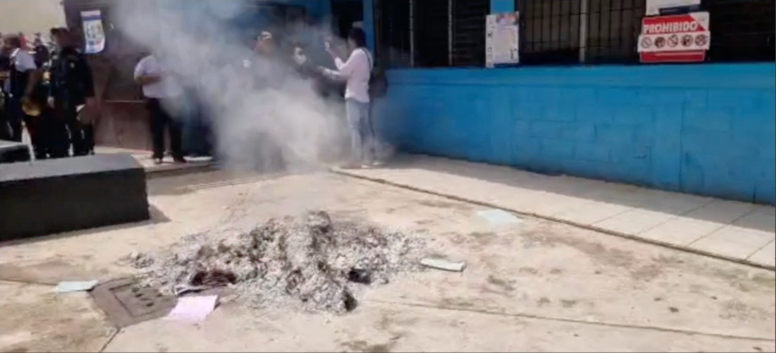 Pobladores queman papeletas en San Martín Zapotitlán, Retalhuleu).
(Foto Prensa Libre: captura de video de Victoria Ruiz).