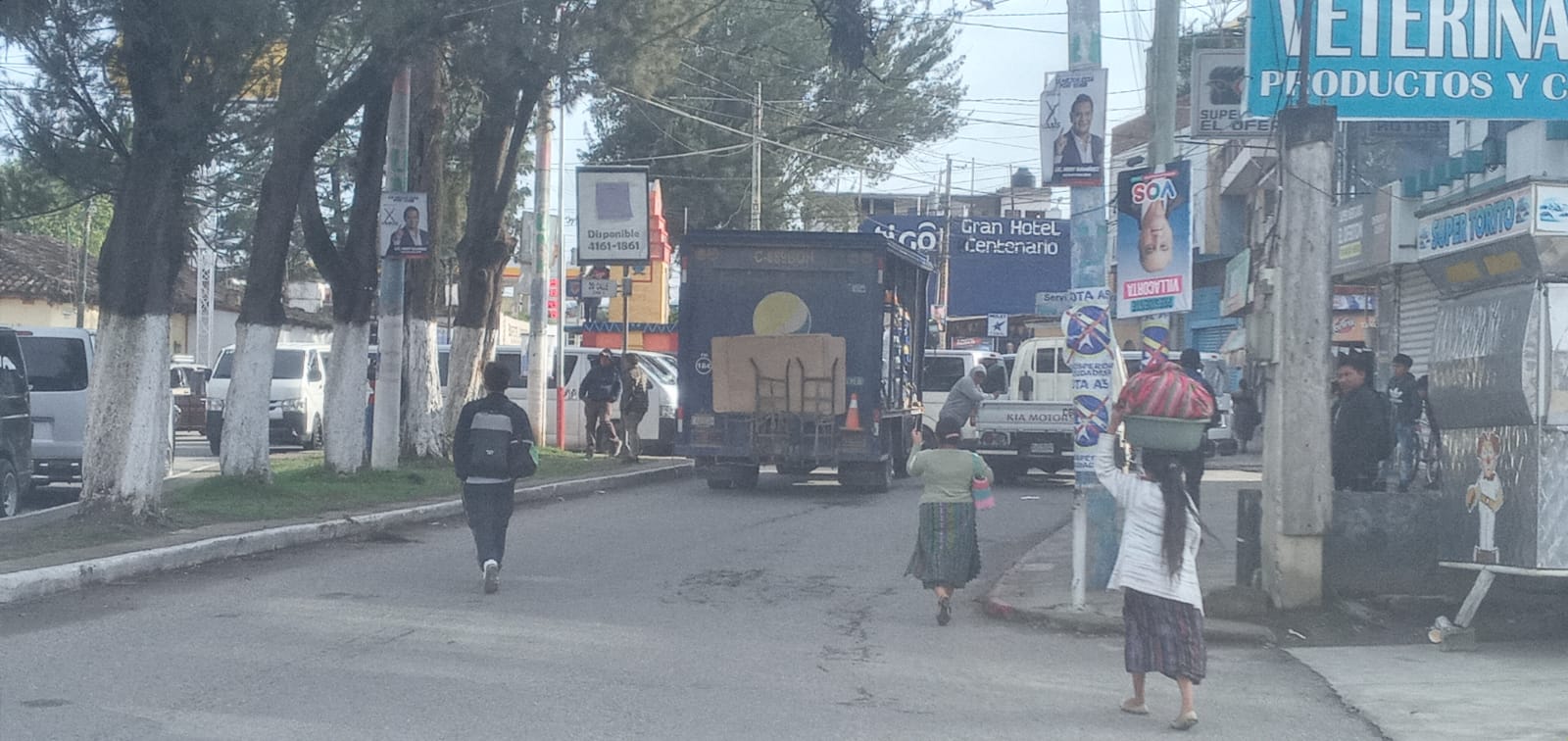 Usuarios de transporte de pasajeros resultan afectados por la paralización del servicio este miércoles 7 de junio. (Foto Prensa Libre: Héctor Cordero)
