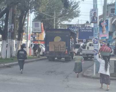 Transportistas paralizan servicio en Quiché y bloquean rutas para pedir reparación de ruta