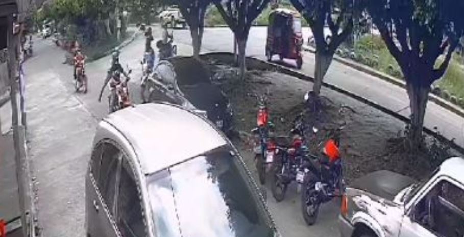 Video: Los 31 segundos que necesitaron cuatro sujetos para amenazar y despojar de su vehículo a un motorista en Mazatenango