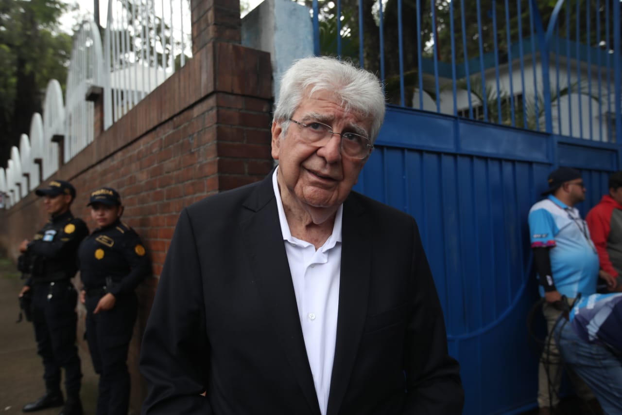 Rafael Espada llegó al centro de votación para emitir su sufragio. (Foto Prensa Libre: María José Bonilla).