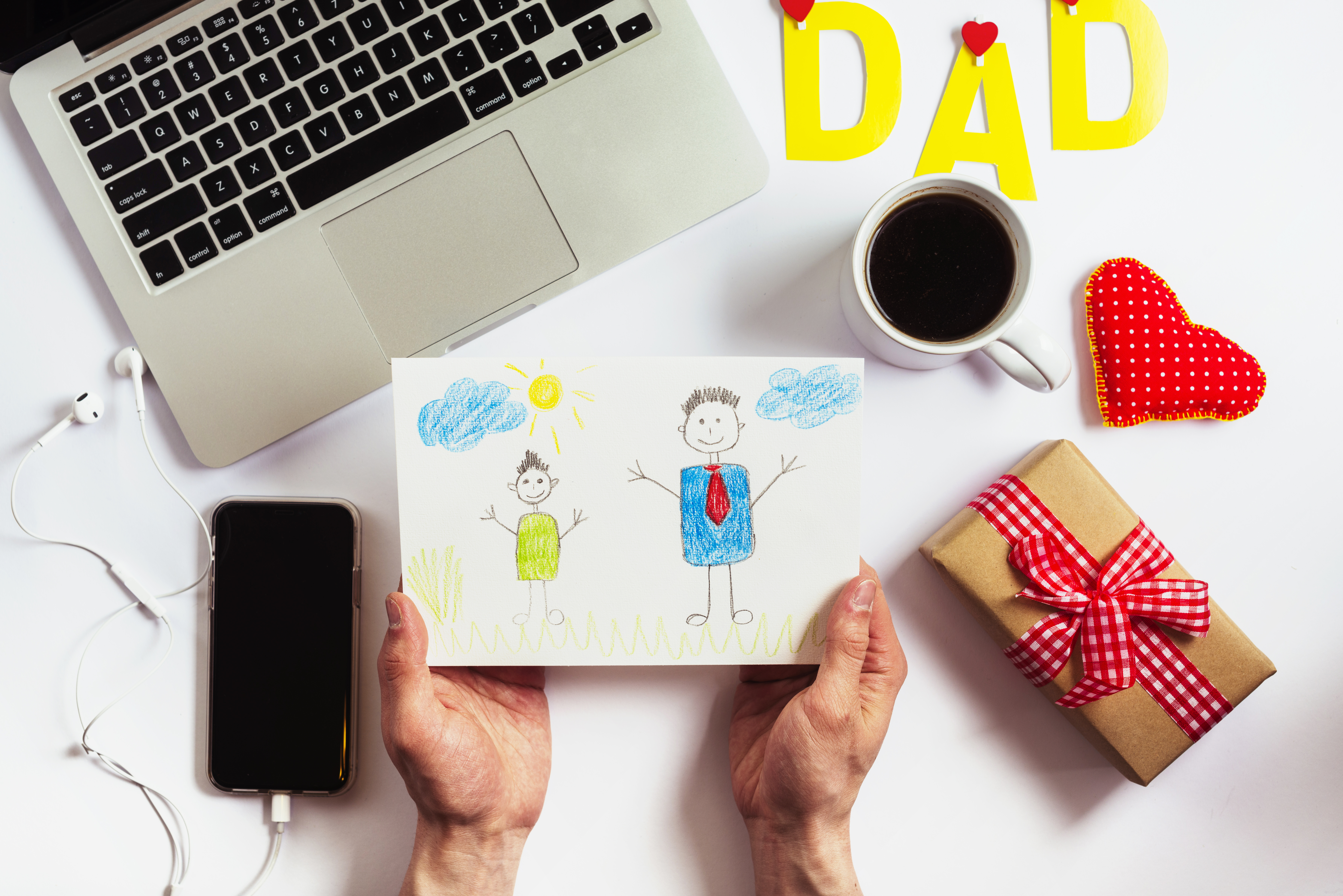 Para el Día del Padre próximo, los dispositivos tecnológicos son una buena opción de regalo. (Foto Prensa Libre: ilustración Freepik)