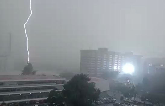 Relámpago cae en los alrededores de la zona 4