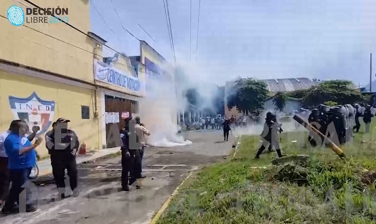 San Martín Zapotitlán Retalhuleu es un foco de tensión por la quema de papeletas en uno de los centros de votación y enfrentamientos con la fuerza pública. (Foto Prensa Libre: Victoria Ruiz)  