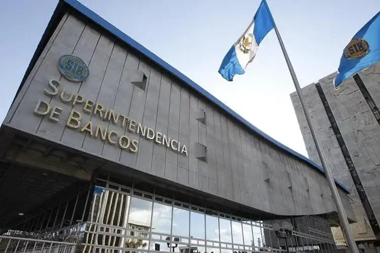 La Superintendencia de Bancos (SIB) informó a los bancos del sistema nacional que tienen autorizado cerrar el 30 de junio y de julio. (Foto Prensa Libre: Hemeroteca PL)
