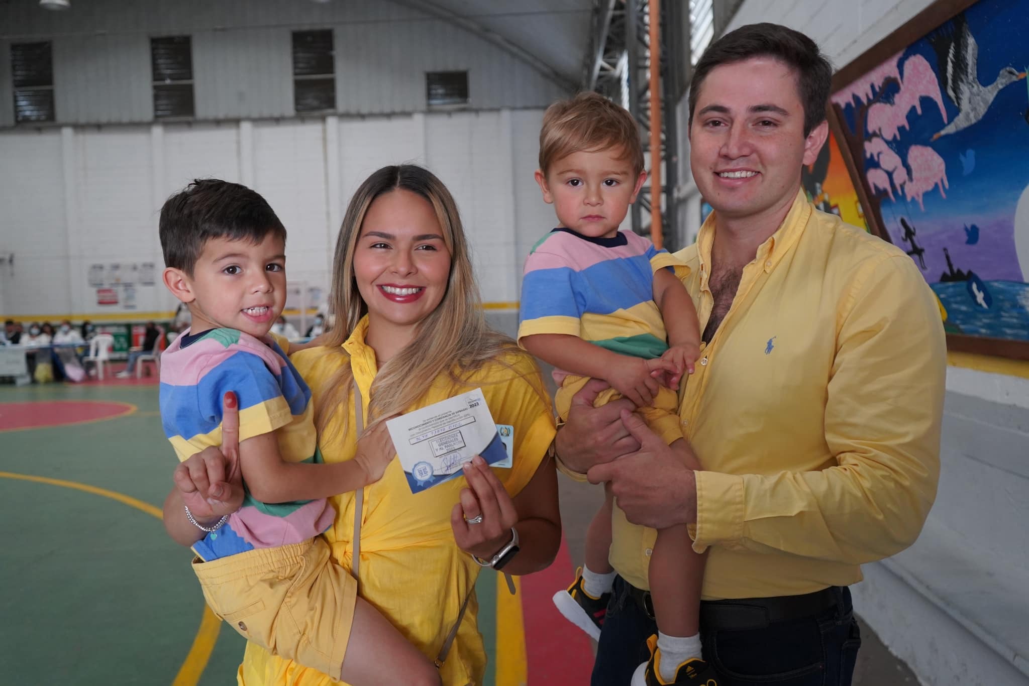 Sebastián Siero Asturias publicó esta foto en sus redes sociales el 25 de junio luego de votar junto con su esposa e hijos. (Foto Prensa Libre: Sebastián Siero).