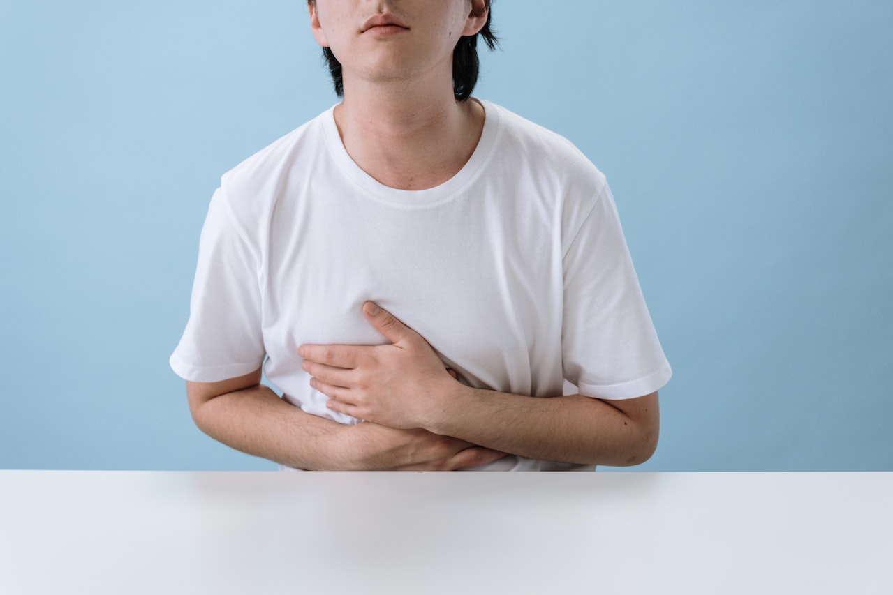Dolor abdominal, sobre todo en la boca del estómago, es el principal síntoma de la gastritis. (Foto Prensa Libre: cottonbro studio en pexels.com).