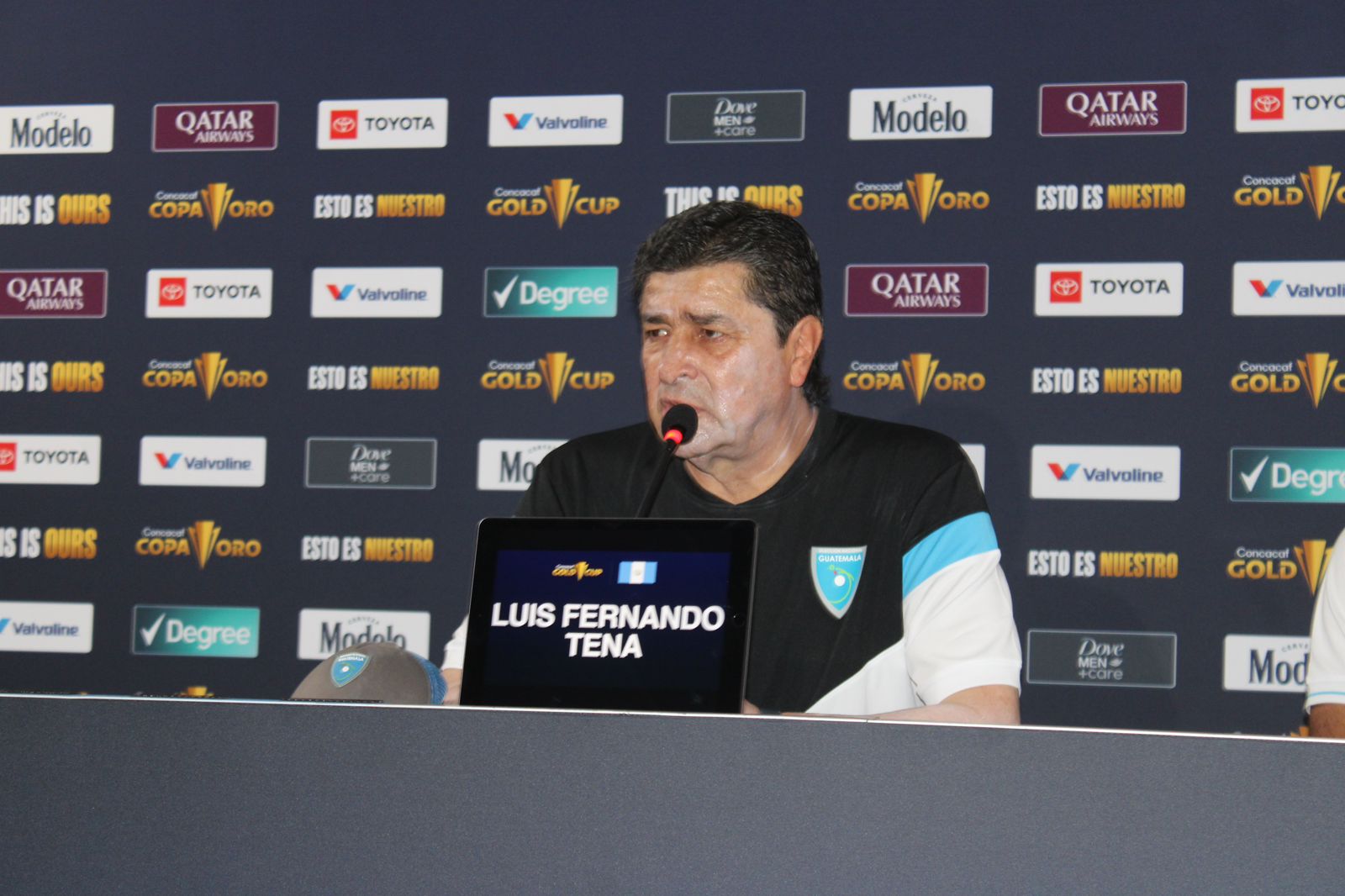 Luis Fernando Tena, entrenador de la Selección de Guatemala, en conferencia.