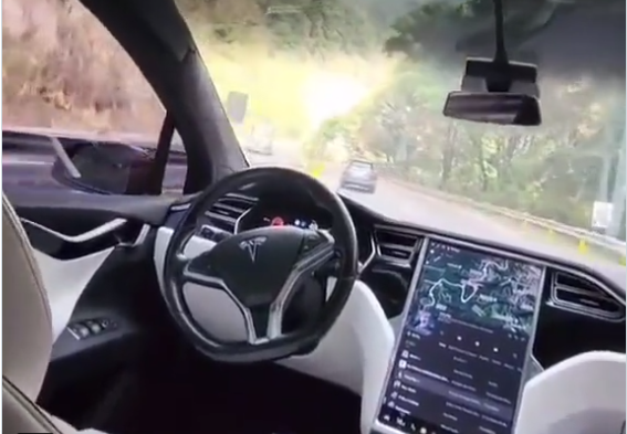 En redes sociales se viralizó un video de un vehículo Tesla circulando en una carretera de Guatemala. (Foto Prensa Libre: captura de video)
