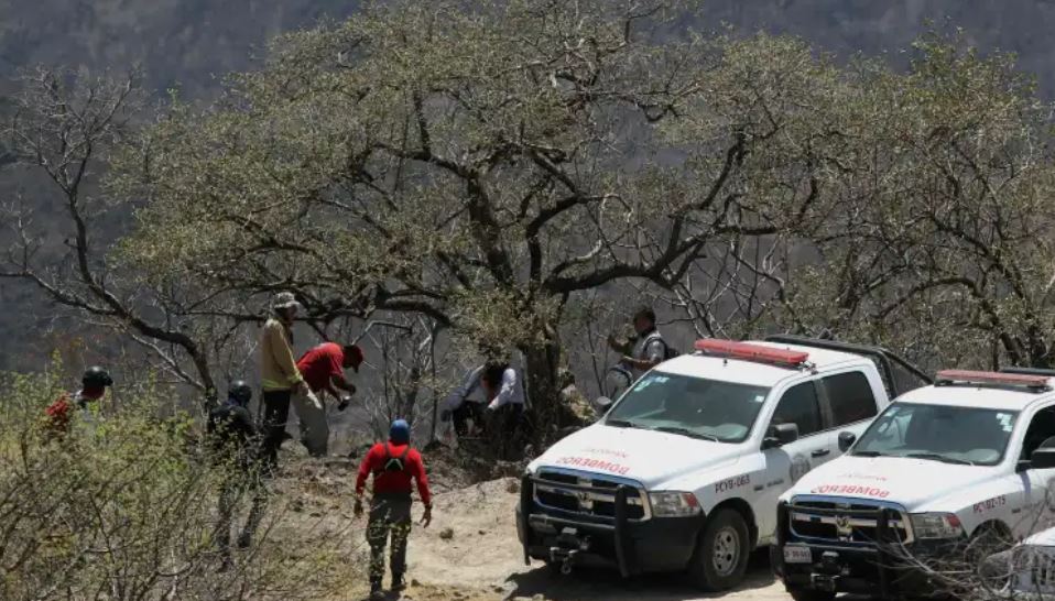 Equipos de rescate trabajan cerca de la barranca en la que se descubrieron varias bolsas con restos humanos, en la comunidad de Mirador Escondido, en Zapopan, estado de Jalisco, México, el 2 de junio de 2023. (Foto Prensa Libre:  ULISES RUIZ / AFP)